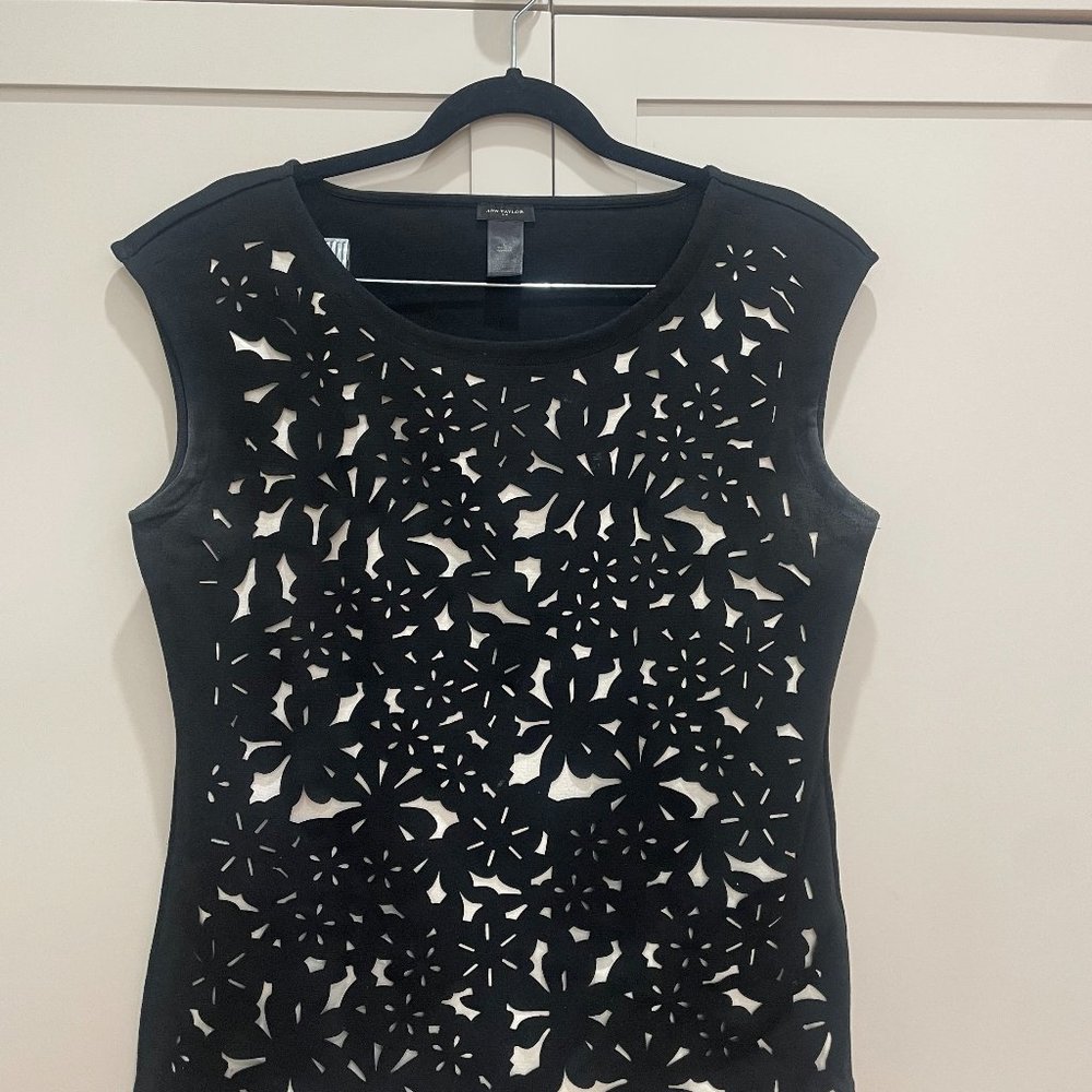 ANN TAYLOR WHITE SLEEVELESS TOP WITH BLACK CUT-OUT OVERLAY DESIGN XL